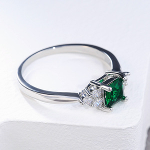 Anello di Moda in Pietra Verde, Design Minimalista ed Elegante, Gioiello da Donna per Uso Quotidiano, Anello Statement - Product Image 6
