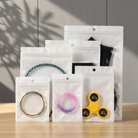 Sac d'emballage personnalisé avec logo Yin Yang, pochette en plastique transparente nacrée blanche avec fermeture éclair et trou de suspension pour bijoux et jouets