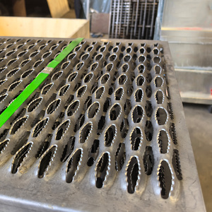 Barre de support perforée antidérapante, <span class=keywords><strong>prix</strong></span> d'usine, tôle de sécurité en acier inoxydable, grille en <span class=keywords><strong>maille</strong></span> pour plancher d'escalier - Product Image 1