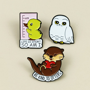 Broche Criativo Estilo Inglês com Desenho de Pequenos Animais: Imagem Fofa de Lontra e Águia, Emblema Decorativo para Mochila - Product Image 1