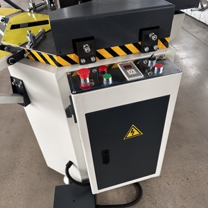 Machine <span class=keywords><strong>de</strong></span> formage d'angles hydraulique robuste pour portes et fenêtres en aluminium avec positionnement et levage - Product Image 5