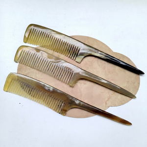 Peine Desenredante de Dientes Anchos Hecho a Mano con Cuerno de Búfalo Natural, Ecológico, Antiestático, Herramienta de Aseo Unisex, Regalo Premium - Product Image 1