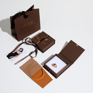 Caja de Embalaje de Joyería de Cartón Reciclable Ecológica Personalizada, Estilo Libro, con Cinta de Terciopelo/Satén y Logotipo en Lámina Dorada - Product Image 4