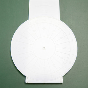 Modelo de reloj solar simple hecho de plástico, un material didáctico e instrumento para experimentos de geografía y física en primaria y secundaria. - Product Image 1