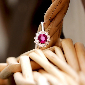 Anello vintage con fiore in pietra rossa per donna, design creativo intarsiato, gioielli eleganti e alla moda - Product Image 3