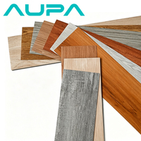 Plancher en vinyle LVT Click multi-couleurs, surface mate, pour projet d'aménagement intérieur de café-restaurant
