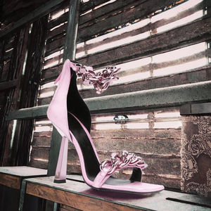 Sandalias de cuña de verano hechas a mano para mujer con diseño de punta abierta, suela de goma antideslizante, tacón alto y cadena de metal para la temporada de otoño. - Product Image 2