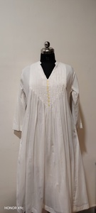 Robe d'été en lin blanc à col en V avec boutons jaunes, anti-plis, coupe ample, manches longues, longueur genou, style décontracté - Product Image 5