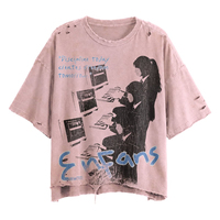T-shirt en coton délavé rose poudré, coupe ample, effet vieilli, avec logo imprimé, déchirures et ourlet effiloché, effet soleil.