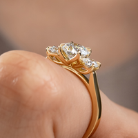 Bague de fiançailles en or massif 10K 14K 18K avec trois pierres, diamant de laboratoire de 2 carats taille coussin et pierres latérales rondes, certifiée IGI CVD/HPHT