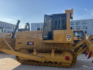 รถดันดินตีนตะขาบ Caterpillar D7G มือสองคุณภาพดี บำรุงรักษาอย่างดี กำลังแรง พร้อมตัวเลือก U-Blade เหมาะสำหรับงานก่อสร้างถนน - Product Image 1