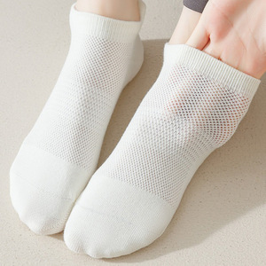 جوارب رخيصة شبكية قابلة للتنفس قصيرة مانعة للإنزلاق بدون إظهار لون عادي للنساء جوارب يوجا في الكاحل بالجملة مع مقابض سيليكون - Product Image 3