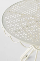 Table de bistrot ronde en fer de style français moderne pour l'extérieur avec bord festonné et plateau en maille perforée pour jardin, café, hôtel