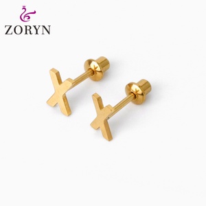 ต่างหูแบบติดหู สแตนเลสสตีล 316L ชุบทอง 18K แบบ PVD ตัวอักษร I  ปลอดสารก่อภูมิแพ้ ผิวเรียบเนียน สำหรับผู้หญิง - Product Image 3