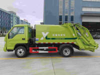 Camion compacteur à benne basculante 4x2 à transmission manuelle diesel pour le transport de déchets, équipement principal incluant le moteur ; à vendre