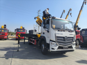 Grue montée sur camion à flèche droite à double essieu arrière de 8 tonnes à haute capacité avec stabilisateurs pour les projets de transport de marchandises lourdes - Product Image 5
