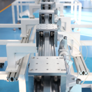 Geavanceerde automatische precisie verticale monorail assemblagelijn voor mobiele telefoons met booggeleide railtransportband - Product Image 6