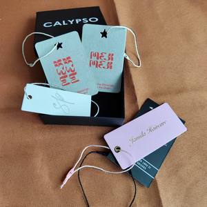 Etiquetas colgantes de papel con textura de madera para ropa - Etiquetas personalizadas con agujero en forma de estrella y cordón para prendas y accesorios - Product Image 1