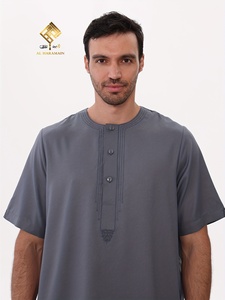 Traje de oración para hombres musulmanes Al Haramain: Thobe árabe elegante de estilo étnico minimalista y moderno, suave y largo. - Product Image 4