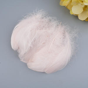 Venta al por Mayor de 100 Piezas de Plumas de Ganso Teñidas Naturalmente de 6 a 12 cm, Suaves para <span class=keywords><strong>Manualidades</strong></span>, Sombreros, <span class=keywords><strong>Atrapasueños</strong></span>, Vestidos, Decoraciones de Carnaval, a Granel y Baratas - Product Image 3