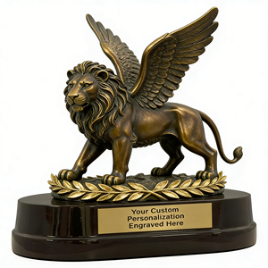 Scultura in Resina di Leone Alato Dorato Incisa su Misura, Statua Maestosa di Guardiano Reale con Leone Artigianale e Criniera Realistica - Product Image 2