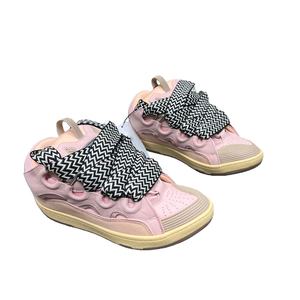 Zapatillas casuales de gamuza rosa con malla y cordones de chevron, estilo de diseñador, ideales para el estilo urbano y uso diario de la mujer. - Product Image 1