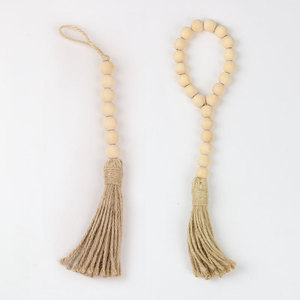 Cordon suspendu en perles de bois 16 mm couleur naturelle avec pompon pour décoration de mariage en extérieur - Product Image 3