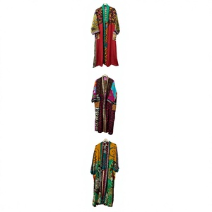Kimono de luxe d'été, robe longue patchwork faite main, style indien vintage, en soie de sari recyclée, idéal comme cache-maillot ou tenue de nuit. - Product Image 1