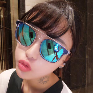 Gafas de Sol Qianai con Marco Transparente, Lentes Azules Reflectantes, Protección UV para Mujer, Diseño Ovalado Retro y Moderno - Product Image 2