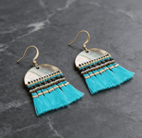 Boucles d'oreilles pendantes classiques rétro bohèmes ethniques faites à la main en coquillages naturels avec pompons, vente directe d'usine, version personnalisée