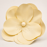 Sculpture géante en papier de tête de fleur de magnolia crème, fleur artificielle pour décoration d'événements de mariage, présentation florale commerciale