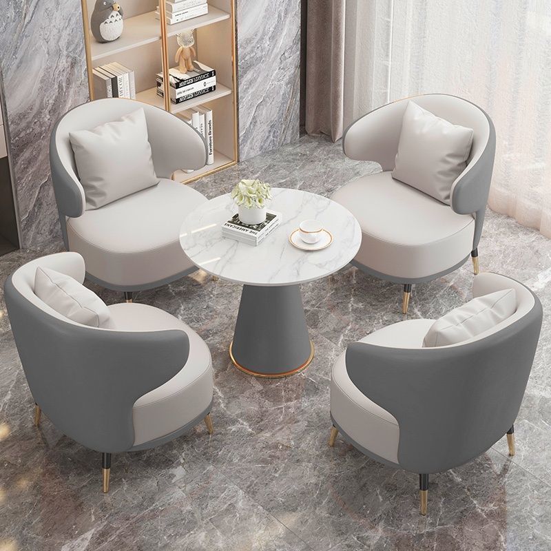 Premium grigio, un tavolo e quattro sedie