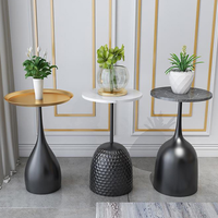 Table d'appoint nordique créative ins simple, moderne, canapé en marbre, petite table basse légère, table de chevet de luxe, table d'angle pour la maison