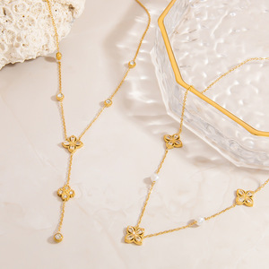 Collier pendentif fleur en acier inoxydable couleur or 18 carats, chaîne de clavicule, bijoux de fête avec motif trèfle à quatre feuilles - Product Image 3