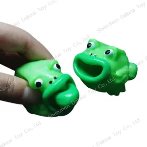 环保挤青蛙舌头出软橡胶动物玩具超新奇礼品迷你青蛙玩具