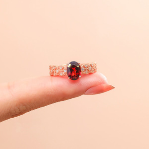 Chinees fabrieksgemaakte roségouden duivenbloedrode granaat karaat ei-vormig patroon dames koperen sieraden vergulde edelsteen trouwringen - Product Image 5