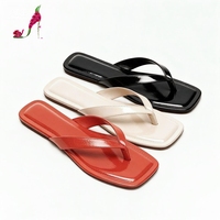 Sandales plates sexy pour femmes en similicuir verni brillant, style tongs, à enfiler, décontractées, à bout carré, souples, pour l'été et la plage
