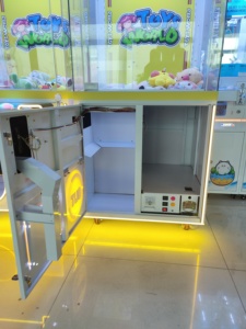 Playfun Games Nouvelle conception Machine à cadeaux et jouets en peluche, Jeu d'arcade à grue, Distributeur automatique de jouets <span class=keywords><strong>World</strong></span> Game à vendre - Product Image 3