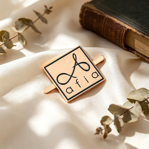 Étiquettes en métal gravées personnalisées en alliage, badges métalliques de haute qualité pour la décoration d'écharpes, de vêtements et d'habillement - Product Image 3
