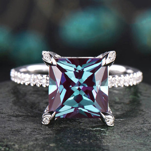 Anello con Design Quadrato a Quattro Punte, Stile Elegante per Donne - Product Image 1