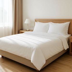 Parure de lit hôtelière 4 pièces en coton 100% blanc uni, 300 fils/cm², tissée, respirante, pour usage domestique, pour lit de 1,8 m, avec drap et taies d'oreiller - Product Image 1