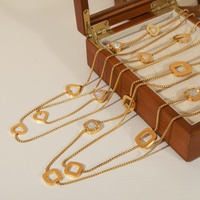 Collier élégant avec pendentif carré en forme de cœur en acier titane plaqué or, style nouveau et luxueux, avec zircon creux