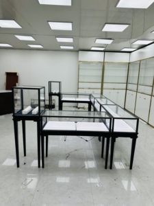 <span class=keywords><strong>Vitrine</strong></span> de bijoux en verre de haute qualité avec un cadre en fer noir élégant idéal pour un usage commercial Pieds amovibles pour la portabilité - Product Image 3