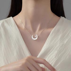 Collar de Plata S925 con Perla Natural de Agua Dulce, Ajustable, con Diseño de Mariposa, Concha y Luna, Estilo Romántico y Fresco para Clavícula, Color Blanco - Product Image 1