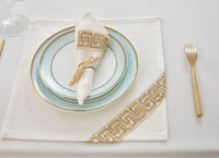 Ensemble de linge de table 2410H avec nappe, serviettes et anneaux de serviette à bordure dorée motif clé grecque pour la salle à manger et les mariages