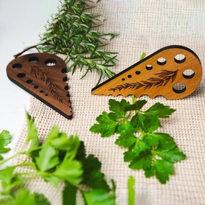 Outil de cuisine en bois à plusieurs trous pour enlever les racines et les tiges des légumes, pour la préparation des herbes - Product Image 2