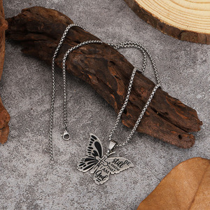 Collar de Mariposa Moderno de Acero de Titanio con Cadena de Eslabones y Versículo Bíblico 'Cálmate y sab que yo soy Dios' - Regalo - Product Image 3