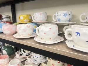 Juego de Taza y Plato de Cerámica con Diseño Floral Pintado a Mano, Diseño Novedoso con Bandeja Irregular para Té de la Tarde o Leche - Product Image 4