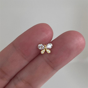 Pendiente de botón de mariposa de circonita chapado en oro de 18 quilates y plata 925 de 12x8mm con parte trasera plana para perforaciones de cartílago, hélice y tragus 16 - Product Image 3