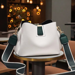 Sac à bandoulière élégant et décontracté pour femme, sac seau de luxe à large <span class=keywords><strong>sangle</strong></span>, sac à bandoulière en cuir PU texturé de haute qualité, vente en gros - Product Image 1